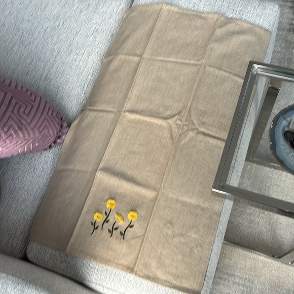 Brand New Tea / Hand Towel with Daisies - BNWT - Picture 5 of 6